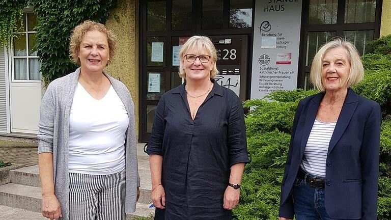 Die beiden SkF-Vorsitzenden Elisabeth Maskos (links) und Inge Weigand (rechts) begrüßen die neue SkF-Geschäftsführerin Doris Engelhardt vor dem Bischof-Stangl-Haus in der Friedrich-Stein-Straße 28 in Schweinfurt.