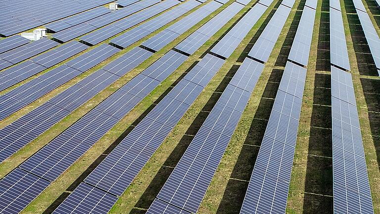 So ähnlich wie dieser Solarpark auf einer Freifläche östlich von Berlin könnte auch die geplante Anlage im Schweinfurter Wasserschutzgebiet aussehen.