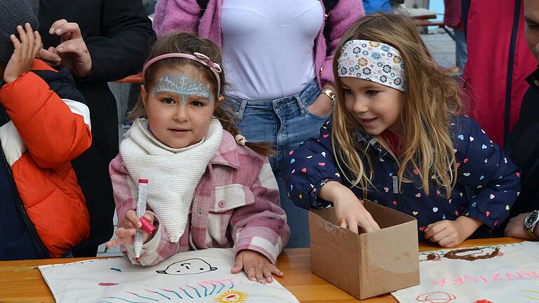 Kinder erfuhren am Aktionstag 'Gemeinsam für Kinderrechte' spielerisch etwas über ihre Rechte.