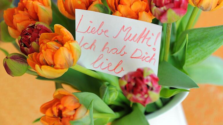 Blumen (Symbolbild) sind der Klassiker zu Muttertag. Doch es gibt noch andere und weitaus originellere Ideen, über die sich Mamas freuen.