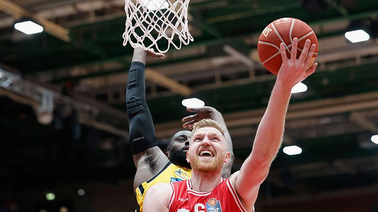 Maximilian Ugrai (am Ball) ist froh, wieder bei den Würzburg Baskets zu sein.