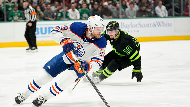 Dallas Stars - Edmonton Oilers.jpeg       -  Edmonton Oilers-Center Leon Draisaitl (29) kontrolliert den Puck und sammelt in der NHL weiterhin fleißig Scorerpunkte.