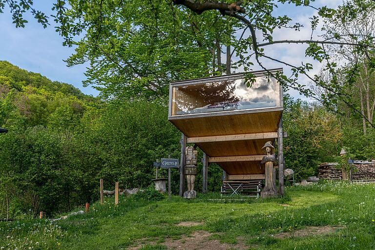 Zwei Baumhäuser mitten im Apfelhain: Nur einen Katzensprung entfernt vom Wanderweg liegt das Anwesen der Familie Arnrich, das in 'Butzen' eine besondere Übernachtungsmöglichkeit bietet.&nbsp;