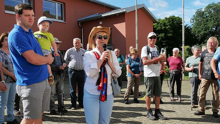 Die DJK-Diözesanvorsitzende Karin Müller begrüßte zusammen mit Vorstand Jochen Barthel (links) von der DJK Löhrieth die Wanderfreunde, die aus der ganzen Diözese zur Wanderung in das Rhöndorf gekommen sind. Die DJK-Diözesanvorsitzende Karin Müller begrüßte zusammen mit Vorstand Jochen Barthel (links) von der DJK Löhrieth die Wanderfreunde, die aus der ganzen Diözese zur Wanderung in das Rhöndorf gekommen sind.