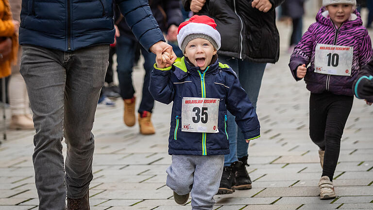 Zahlreiche Menschen nehmen am Sonntag 08.12.24 am 42. Nikolauslauf durch die Ochsenfurter Altstadt teil.