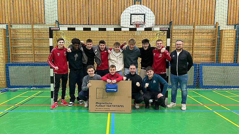 Unser Bild zeigt das U19-Siegerteam des FC Fuchsstadt mit Luis Pfriem (hinten, von links), Tyron Faulk, Marlon Franz, Max Kilchert, Jonas Potschka, Tim Wahler, Max Schmidtner, Fabio Hugo und Thomas Kirchner (BFV-Kreisjugendleiter) sowie Benjamin P... - Unser Bild zeigt das U19-Siegerteam des FC Fuchsstadt mit Luis Pfriem (hinten, von links), Tyron Faulk, Marlon Franz, Max Kilchert, Jonas Potschka, Tim Wahler, Max Schmidtner, Fabio Hugo und Thomas Kirchner (BFV-Kreisjugendleiter) sowie Benjamin Potschka (vorne, von links), Kevin Reuter, Lenn Hugo und Leon Häcker. Unser Bild zeigt das U19-Siegerteam des FC Fuchsstadt mit Luis Pfriem (hinten, von links), Tyron Faulk, Marlon Franz, Max Kilchert, Jonas Potschka, Tim Wahler, Max Schmidtner, Fabio Hugo und Thomas Kirchner (BFV-Kreisjugendleiter) sowie Benjamin P... - Unser Bild zeigt das U19-Siegerteam des FC Fuchsstadt mit Luis Pfriem (hinten, von links), Tyron Faulk, Marlon Franz, Max Kilchert, Jonas Potschka, Tim Wahler, Max Schmidtner, Fabio Hugo und Thomas Kirchner (BFV-Kreisjugendleiter) sowie Benjamin Potschka (vorne, von links), Kevin Reuter, Lenn Hugo und Leon Häcker.