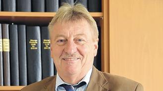 Bürgermeister Peter Franz mit den Urkunden zum zehnjährigen Bestehen der Partnerschaft mit Nadasch.