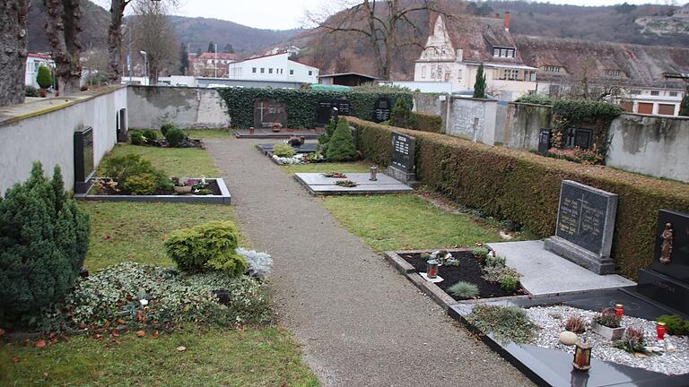 Auf dem Karlstadter Altstadtfriedhof werden neue Urnengräber entstehen.