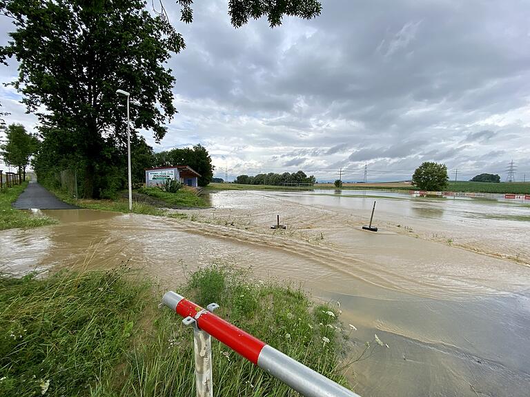 Die Hochwasserlage in Zeilitzheim am Freitag um 17 Uhr. Den Hochwasserscheitel der Volkach erwartet die Ortschaft für den frühen Samstagmorgen.