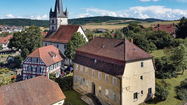 Das ehemalige Pfarrhaus in Sondheim/Rhön (im Vordergrund) wird saniert und beherbergt künftig drei Wohnungen sowie das Pfarrbüro. Das ehemalige Pfarrhaus in Sondheim/Rhön (im Vordergrund) wird saniert und beherbergt künftig drei Wohnungen sowie das Pfarrbüro.