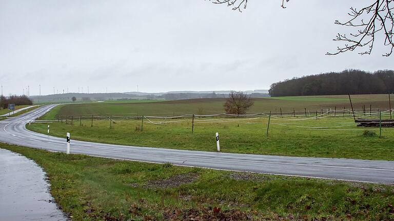 Ein Blick vom Ortsrand von Pusselsheim in Richtung Nordosten. Ab der Waldspitze rechts beginnt der Bereich vom Vorranggebiet für Windkraftanlagen WK 19. Links im Hintergrund die bereits stehenden Anlagen über dem Maintal. Ein Blick vom Ortsrand von Pusselsheim in Richtung Nordosten. Ab der Waldspitze rechts beginnt der Bereich vom Vorranggebiet für Windkraftanlagen WK 19. Links im Hintergrund die bereits stehenden Anlagen über dem Maintal.