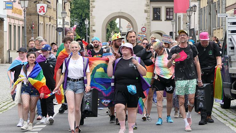 Rund 70 Menschen zogen durch die Haßfurter Innenstadt und forderten mehr Offenheit und Akzeptanz queeren Menschen gegenüber unter dem Motto 'Pride am Main, queer vereint'. Rund 70 Menschen zogen durch die Haßfurter Innenstadt und forderten mehr Offenheit und Akzeptanz queeren Menschen gegenüber unter dem Motto 'Pride am Main, queer vereint'.