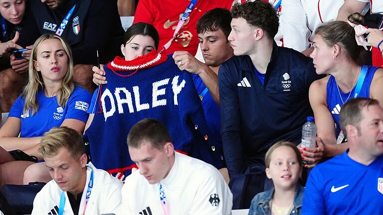 Paris 2024 - Wasserspringen       -  Stolz zeigt Thomas Daley