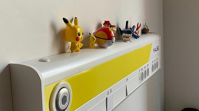 Über dem Bett von Wolodya im Rehabilitationszentrum 'Unbroken' in Lwiw stehen kleine Spielfiguren. Über dem Bett von Wolodya im Rehabilitationszentrum 'Unbroken' in Lwiw stehen kleine Spielfiguren.