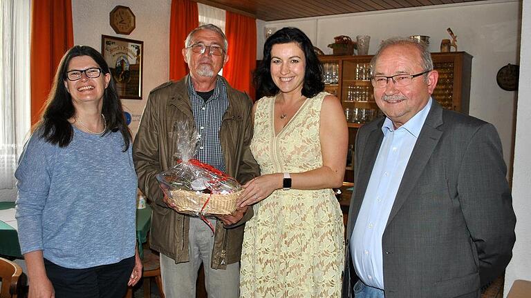 Dank für die Unterstützung: Pfarrerin Beate Hofmann-Landgraf (links) und der Vertrauensmann des Kirchenvorstands, Peter Reutelshöfer, bedankten sich mit Produkten aus der Region bei Dorothee Bär, MdB, hier neben CSU-Ortsvorsitzendem Bernhard Witz, für ihren Einsatz in Sachen Fördergelder für die Kirchturmrenovierung.