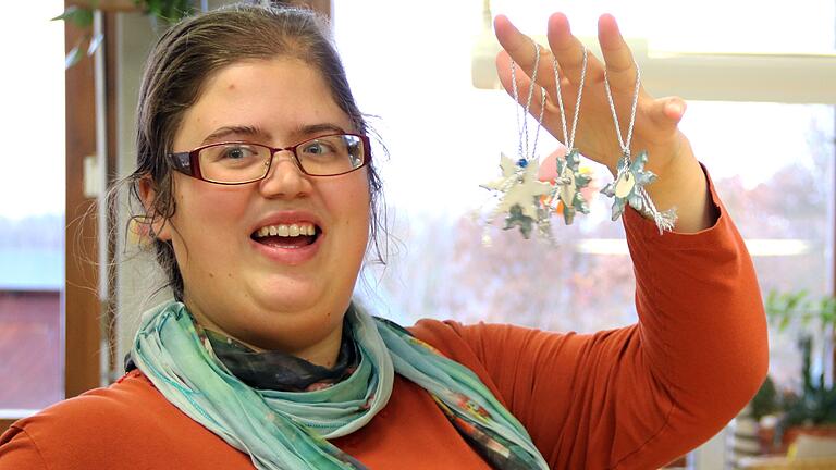 Annika von der Tann zeigt ihren selbstgefertigten Keramikschmuck, der am 2. Advent im Hof der Bentheim Werkstatt verkauft wird. Annika von der Tann zeigt ihren selbstgefertigten Keramikschmuck, der am 2. Advent im Hof der Bentheim Werkstatt verkauft wird.
