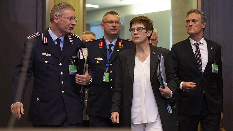 Verteidigungsministerin Annegret Kramp-Karrenbauer stand beim Treffen der Verteidigungsminister der Nato-Mitgliedsstaaten im Mittelpunkt des Interesses.