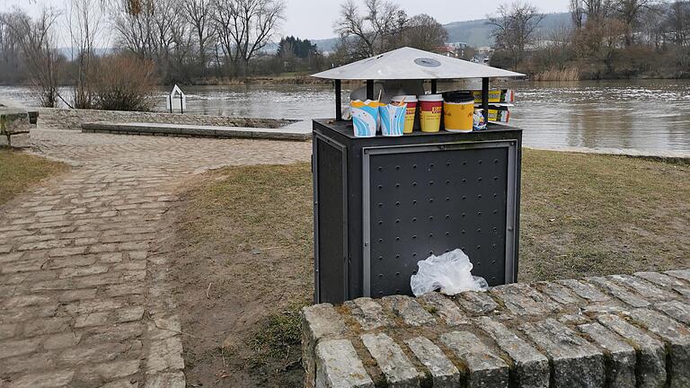 Ein Umwelt- und Kostenproblem – seit Corona sind die großen Mülltonnen im Freizeitbereich am Main in Randersacker regelmäßig übervoll. Ein Umwelt- und Kostenproblem – seit Corona sind die großen Mülltonnen im Freizeitbereich am Main in Randersacker regelmäßig übervoll.
