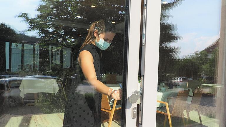 Christina Roth vom Hotel und Restaurant 'Zur schönen Aussicht' in Marktheidenfeld macht die Tür zum großen Saal auf, in dem jetzt wieder Tagungen und private Feiern stattfinden können.