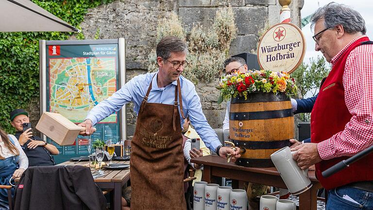 Traditionell stach bei der Festbierprobe für Kiliani wieder Oberbürgermeister Christian Schuchardt das erste Fass Festbier an – es gelang ihm mit nur einem Schlag. Rechts im Bild Hofbräu-Geschäftsführer und Braumeister Michael Haupt, der Schuchardt genau im Blick hatte.