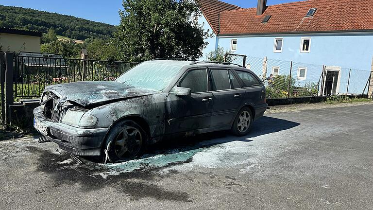 In der Nacht wurden ein Minibagger und ein Auto in Heugrumbach in Brand gesteckt.