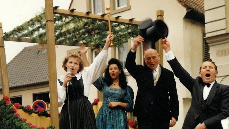 Ein Hoch auf die Kerm brachten bei der Krönungszeremonie des Jahres 1988 Ulrike Straßberger (von links) Petra Kreßmann, Oberbürgermeister Rudolf Schardt und Kirchweihpräsident Adam Straßberger aus.