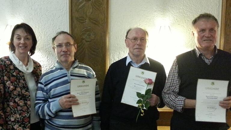 Drei verdiente Vereinsmitglieder bringen es auf insgesamt 100 Jahre Imkereierfahrung und wurden für ihre langjährige Bienenhaltung ausgezeichnet (von links): Karin Schmidt (Vorsitzende des Imkervereins), Viktor Pachalenko, Robert Hüther und Erich Schiefer. Foto: Rainer Förg       -  Drei verdiente Vereinsmitglieder bringen es auf insgesamt 100 Jahre Imkereierfahrung und wurden für ihre langjährige Bienenhaltung ausgezeichnet (von links): Karin Schmidt (Vorsitzende des Imkervereins), Viktor Pachalenko, Robert Hüther und Erich Schiefer. Foto: Rainer Förg