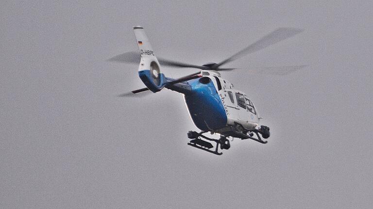 Von oben war der Polizeihubschrauber aus Roth bei Nürnberg im Einsatz. Von oben war der Polizeihubschrauber aus Roth bei Nürnberg im Einsatz.