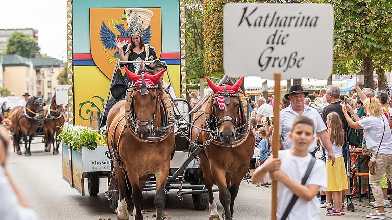 Ohne die Pferde wäre beim Rakoczy-Festzug in Bad Kissingen vieles nicht möglich. Im Bild der geschmückte Wagen mit der russischen Kaiserin Katharina II. (Foto von 2022).&nbsp;