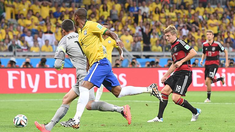 Toni Kroos (r.) - Toni Kroos traf beim 7:1 im WM-Halbfinale gegen Brasilien doppelt. Toni Kroos (r.) - Toni Kroos traf beim 7:1 im WM-Halbfinale gegen Brasilien doppelt.
