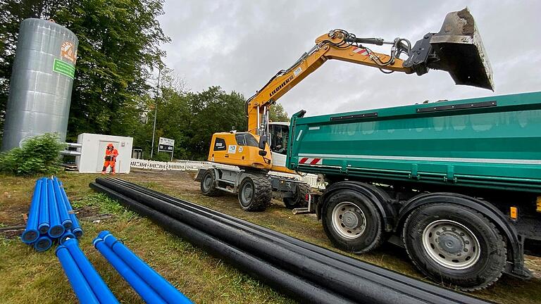 Die Bagger sind am Werk: Wenn die Leitungen verlegt sind, kann im Frühjahr mit dem Bau der Bodenplatte für das Freibad-Technik-Gebäude begonnen werden. Die Bagger sind am Werk: Wenn die Leitungen verlegt sind, kann im Frühjahr mit dem Bau der Bodenplatte für das Freibad-Technik-Gebäude begonnen werden.