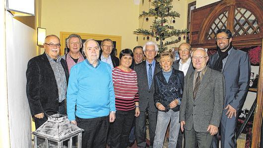 Zahlreiche langjährige Mitglieder des BLLV Haßfurt zeichnete Vorsitzender Matthias Weinberger (rechts) beim Weihnachtstreffen aus. Eine besondere Ehrung erfuhr Leo Maag (5. von rechts). Seit 65 Jahren gehört Maag dem BLLV im Kreis Haßfurt an. Unerreichte 20 Jahre lang prägte der mittlerweile 88-Jährige als Schulrat die Schullandschaft im Landkreis.