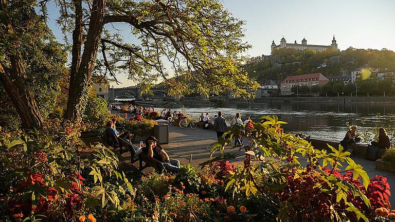 Herbstabend am Alten Kranen       -  Chillen in der Abendsonne am Main in Würzburg. Dieser Herbst fühlt sich wie ein Sommer an.