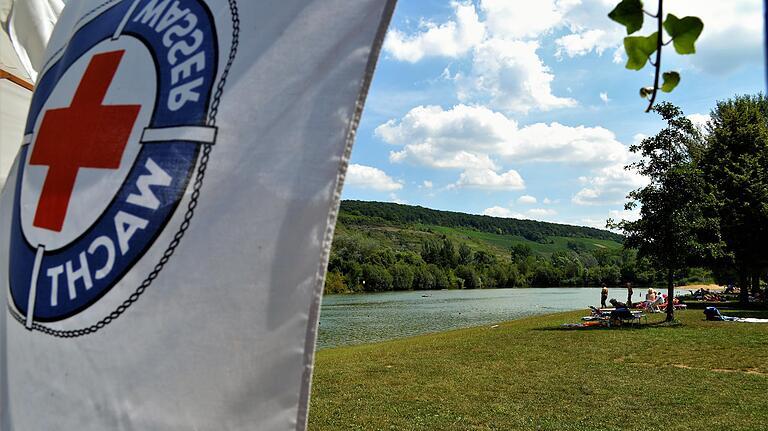 Die Wachstation am Erlabrunner See besetzt die Wasserwacht von Anfang Mai bis Mitte September an allen Wochenenden und Feiertagen, in den Schulferien meist auch unter der Woche. Hier erhalten verletzte Badegäste auch schnelle medizinische Hilfe.