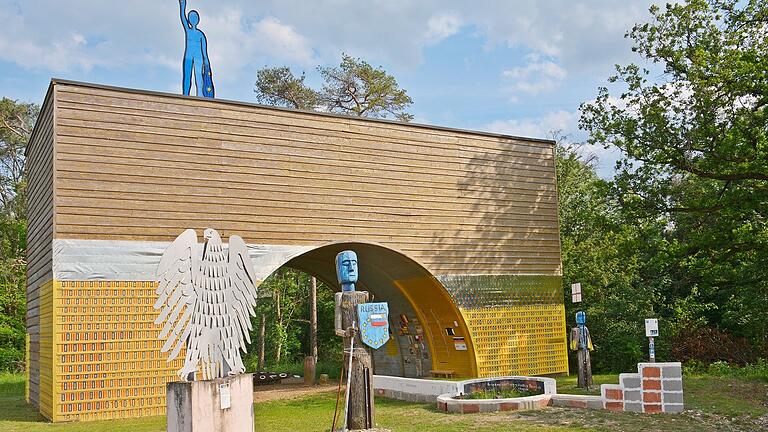 Die Goldene Brücke zieht als Kunstobjekt im Skulpturenpark als erstes die Blicke auf sich. Sie ist genau&nbsp; vor 25 Jahren entstanden.&nbsp;