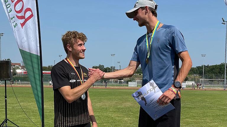 Siegerehrung bei der deutschen U-23-Meisterschaft im 800-Meter-Rennen in Frankfurt: (von links) Der Retzbacher Jonas Babinsky als Zweitplatzierter gratuliert dem Gewinner Maximilian Berger (rechts) aus Bad Aibling. Siegerehrung bei der deutschen U-23-Meisterschaft im 800-Meter-Rennen in Frankfurt: (von links) Der Retzbacher Jonas Babinsky als Zweitplatzierter gratuliert dem Gewinner Maximilian Berger (rechts) aus Bad Aibling.
