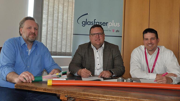 Sie unterzeichneten die gemeinsame Erklärung zum Glasfaserausbau in Hofheim (von links): Breitbandpate Oliver Hesse, Bürgermeister Alexander Bergmann und Thomas Andreas Hofmann von der Telekom.