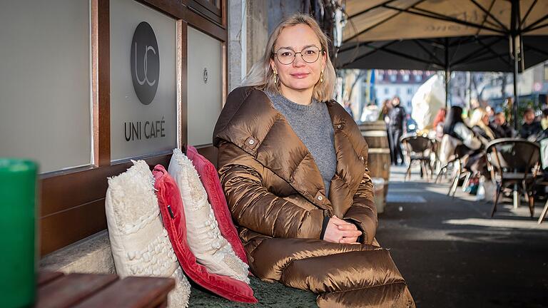 Hält Kontakt zu vielen Landsleuten in der Ukraine: Anastasia Schmid in diesen Tagen in der Würzburger Innenstadt. Hält Kontakt zu vielen Landsleuten in der Ukraine: Anastasia Schmid in diesen Tagen in der Würzburger Innenstadt.