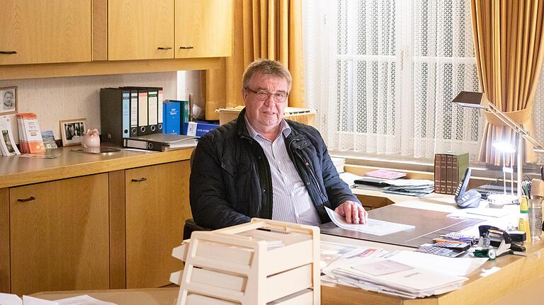 Mit dem Charme einer langen Amtszeit: Friedolin Link im Büro des Bürgermeisters von Hausen.