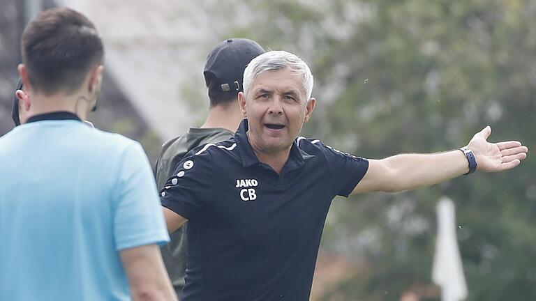 Abtswinds Trainer Claudiu Bozesan war nicht einverstanden mit dem Elfmeter, den der Schiedsrichter zugunsten der DJK Vilzing gab. Die Abtswinder verloren am zweiten Spieltag beim Meisterschaftsfavoriten der Fußball-Bayernliga Nord mit 0:3 (Archivbild).