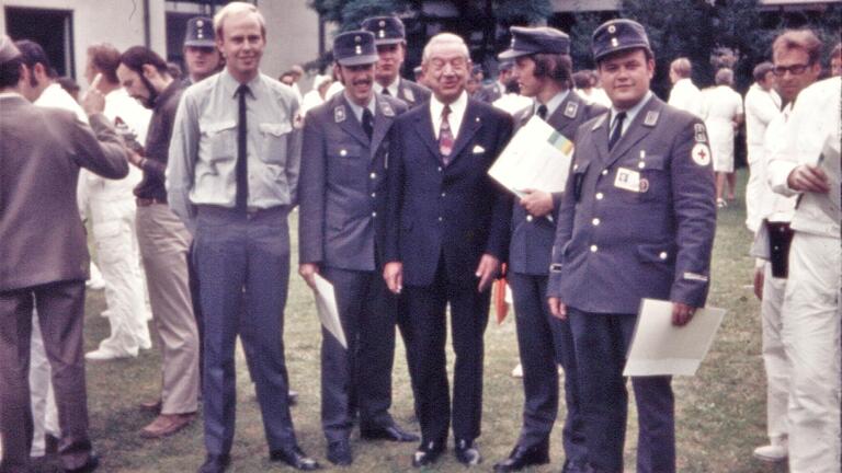 Der damalige Bayerische Ministerpräsident Alfons Goppel bei der Verleihung von Dankesurkunden für die Ehrenamtlichen bei den Olympischen Spielen 1972 in München.