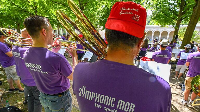 Beim ersten Bad Kissinger Symphonic Mob im Kurgarten 2022 kamen insgesamt rund 300 Musikerinnen und Musiker zusammen.       -  Beim ersten Bad Kissinger Symphonic Mob im Kurgarten 2022 kamen insgesamt rund 300 Musikerinnen und Musiker zusammen.