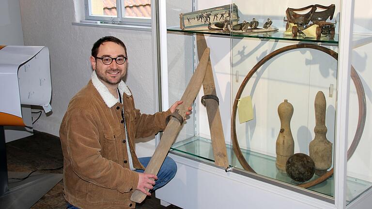 Für die Sonderausstellung 'Sport' holte Museumsleiter Nicolas Jagla einige Stücke aus dem Depot. Aber was passiert mit den vielen überzähligen Dingen? Für die Sonderausstellung 'Sport' holte Museumsleiter Nicolas Jagla einige Stücke aus dem Depot. Aber was passiert mit den vielen überzähligen Dingen?