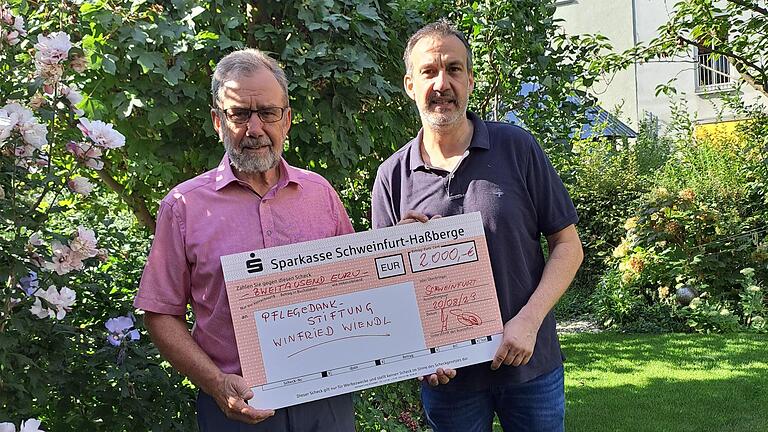 2000 Euro für einen guten Zweck. Der Schweinfurter Axel Schöll (rechts) spendete den Erlös einer Geburtstagsfeier und eines Firmenjubiläums an die Pflegedankstiftung von Winfried Wiendl.