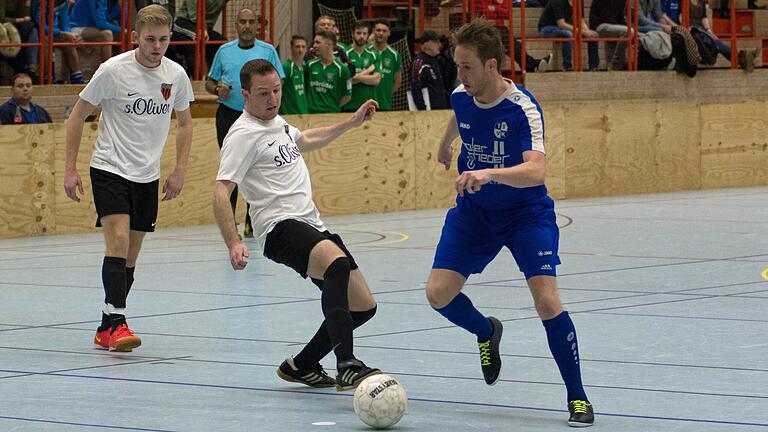 Hallenfußball mit Bande: ein Archivbild vom Silvesterturnier in der Rimparer Dreifachhalle aus dem Jahr 2016. Die Veranstaltung findet am Freitag, 29. Dezember, erstmals nach der Corona-Pandemie wieder statt.