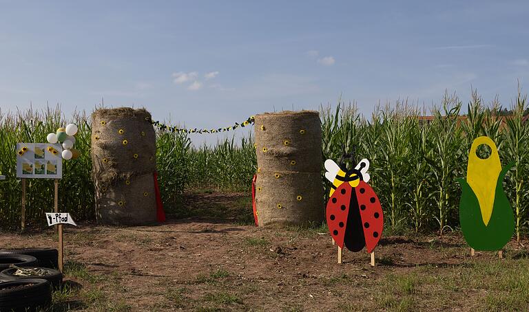 Im Eingangsbereich gibt es Fotohintergründe und eine Lounge mit gemütlichen Heuballen. Im Eingangsbereich gibt es Fotohintergründe und eine Lounge mit gemütlichen Heuballen.
