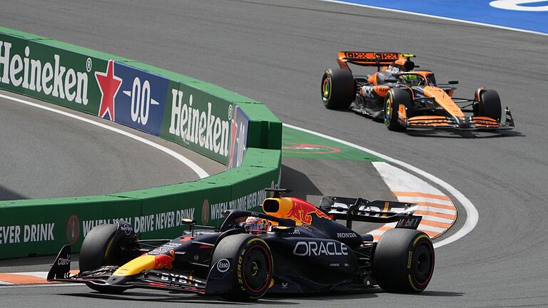 Grand Prix der Niederlande       -  Max Verstappen (l) überholt Lando Norris am Start.