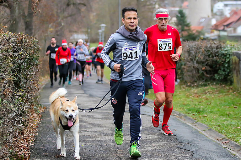 Sogar ein Hund nahm am Nikolauslauf teil.