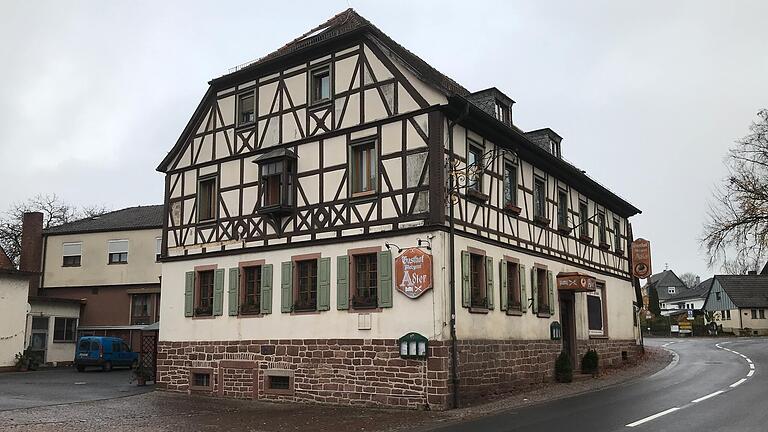 Der traditionsreiche Gasthof Adler an der Steinbacher Ortsdurchfahrt war rund 200 Jahren in Familienbesitz. (Archivbild) Der traditionsreiche Gasthof Adler an der Steinbacher Ortsdurchfahrt war rund 200 Jahren in Familienbesitz. (Archivbild)