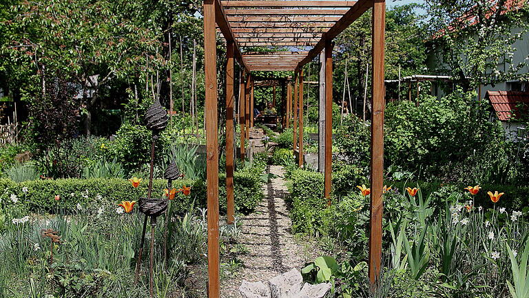 Der Garten der Schneiders in Hainert verbindet Elemente des Bauerngartens mit moderner Gartengestaltung.